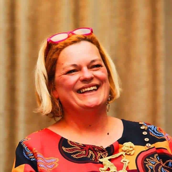 O Legado de Teresa Maria Queiroz: A Mulher que Deu Voz aos Nossos Textos